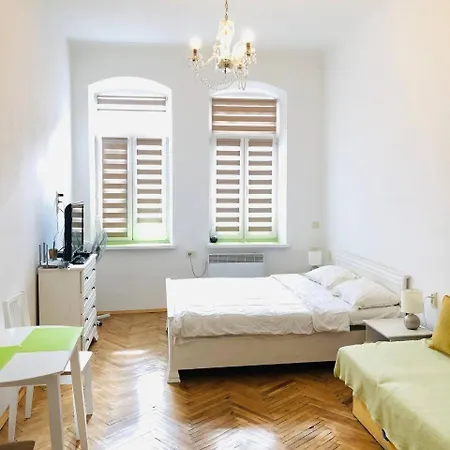 Хмельницького 35Apartment Apartment *